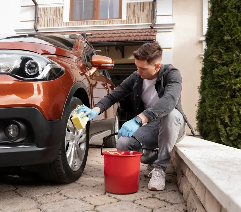 Lavage auto à domicile Caumont-sur-Aure : professionnel intervenant sur un véhicule